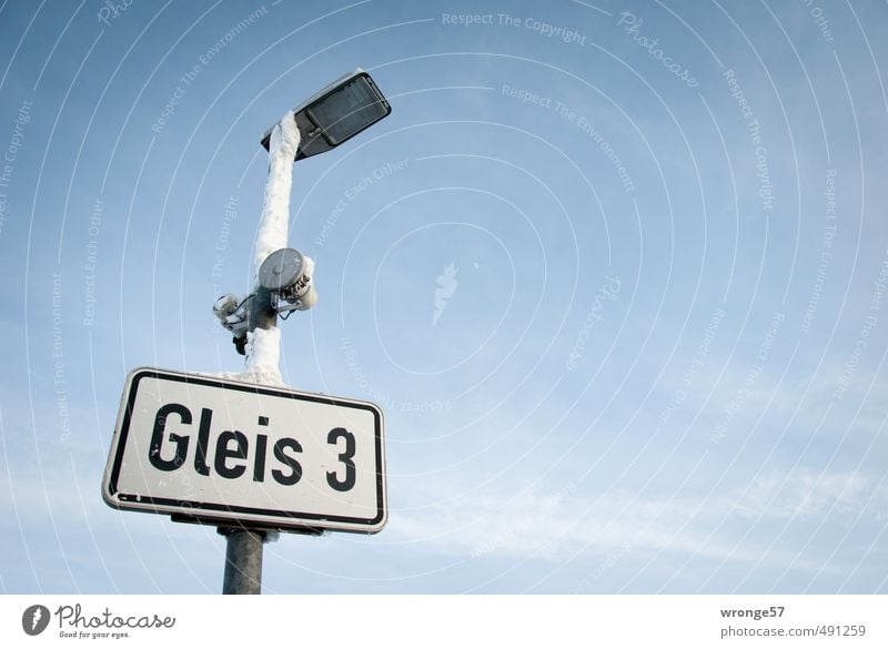 Gleis 3 Lautsprecher Lampe Bahnsteig Schilder & Markierungen Hinweisschild Warnschild Ferien & Urlaub & Reisen Telefonmast Megaphon Winter Frost Raureif Bahnhof