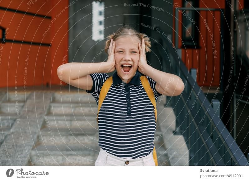 Ein charmantes Schulmädchen hält sich den Kopf, kann mit Stress und Emotionen nicht umgehen Mädchen Gefühle Griffe Schüler Teenager Schule Nervös Panik Bildung