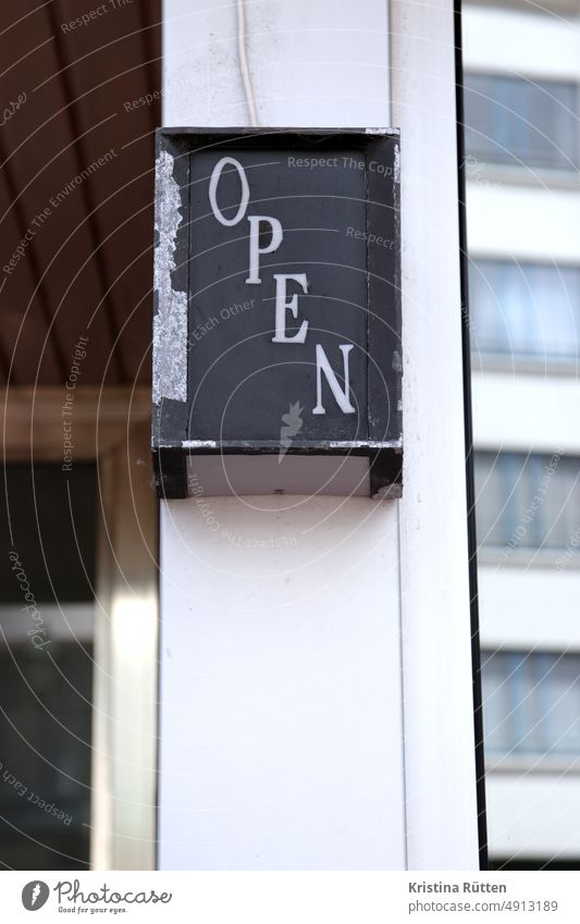 open offen geöffnet lampe leuchtkasten licht aus geschlossen nicht geöffnet draußen fassade restaurant kneipe bar club lokal laden geschäft öffnungszeiten