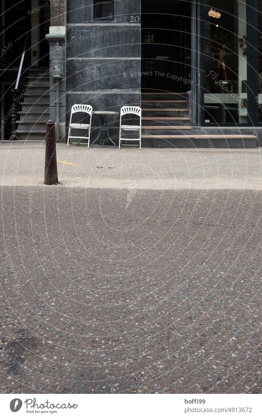 zwei Stühle mit Tisch zwischen zwei Treppenaufgängen in der Altstadt - einfach mal Pause machen frei stühle Platz Stuhl Treppenstufen Sitz Treppenaufgang