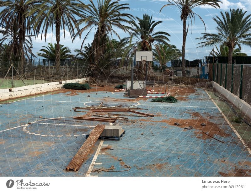 Es ist nicht der neueste oder der sauberste Basketballplatz. Eigentlich ist er ziemlich kaputt und rostig. Und das, obwohl er auf La Gomera auf den Kanarischen Inseln liegt. Wahrscheinlich die schönsten Inseln für einen Urlaub. Für eine Reise. Oder einfach zum Leben.