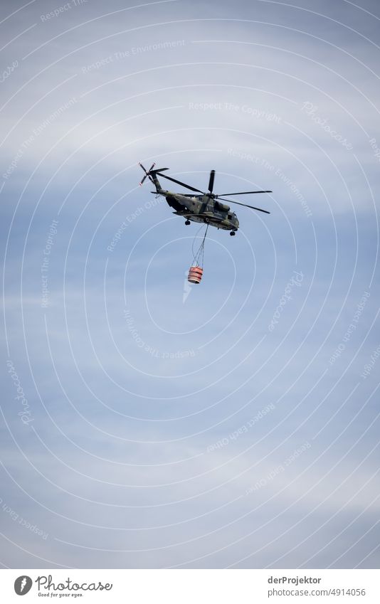 Löschhubschrauber in Brandenburg Riss Wüste Dürre Wetter Erwärmung Oberfläche Sommer heiß braun Boden Muster Menschenleer Außenaufnahme trocken Erde Klima Natur