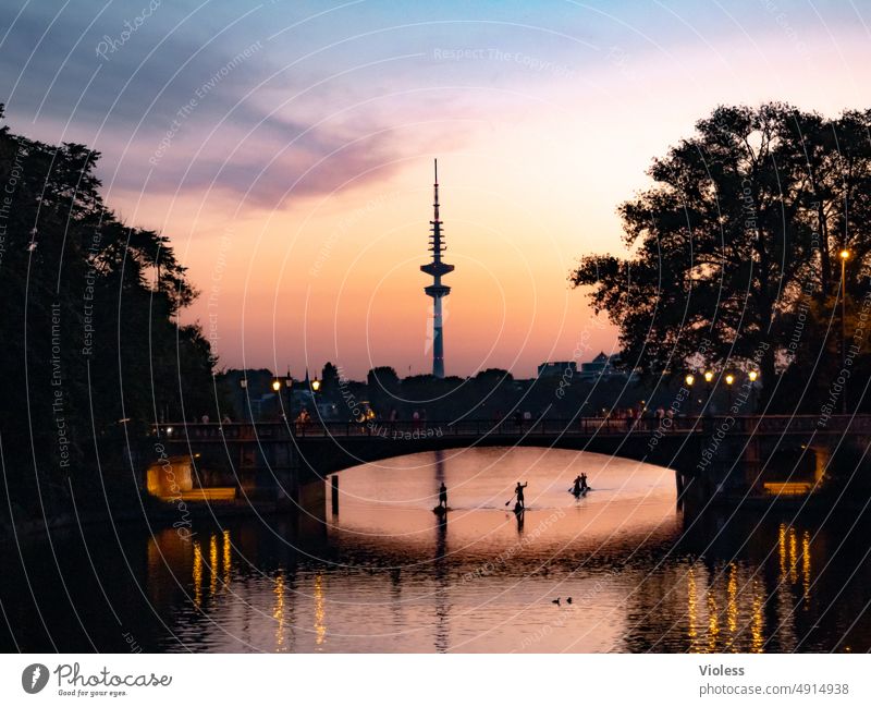 Hot Summer Nights Hamburg Alster Stand up paddle Brücke Schwanenwikbrücke Sonnenuntergang SUP Spiegelung orange dunkel Beleuchtung Telemichel Fernsehturm