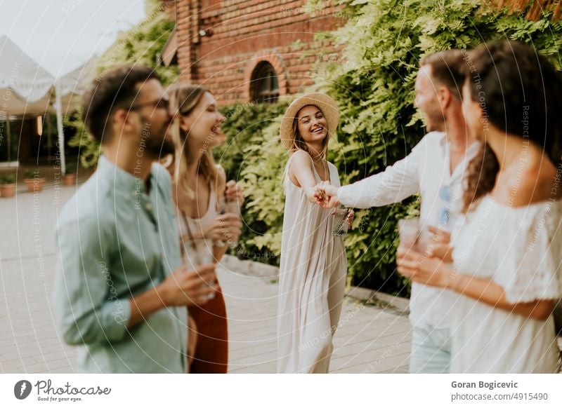 Eine Gruppe junger Leute jubelt und hat Spaß im Freien mit Getränken Sommer Zusammensein Party Mojito Cocktail heiter Limonade trinken Feier Garten Freundschaft