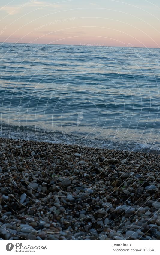 Steinstrand, Meer, rosa Himmel Strand und Meer Sommer Ferien & Urlaub & Reisen Natur Abenddämmerung Abendstimmung Außenaufnahme Weitsicht Horizont erholen