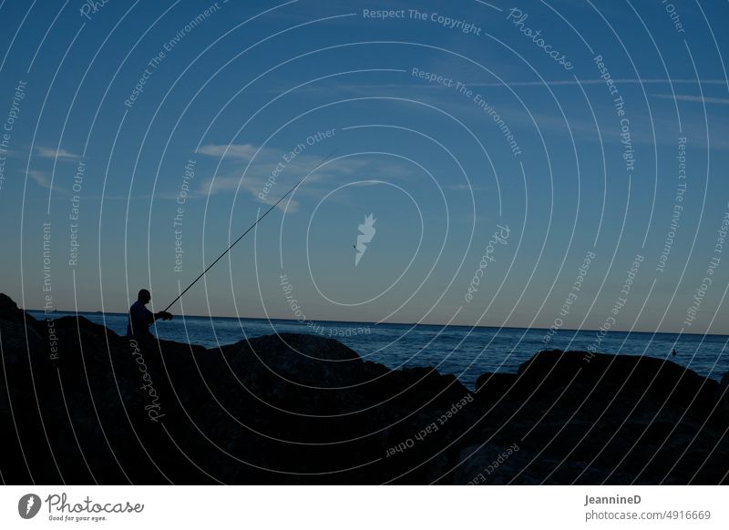 Fischer mit Angelrute am Meer Strand und Meer Sommer Ferien & Urlaub & Reisen Natur Abenddämmerung Abendstimmung Außenaufnahme Weitsicht Horizont erholen