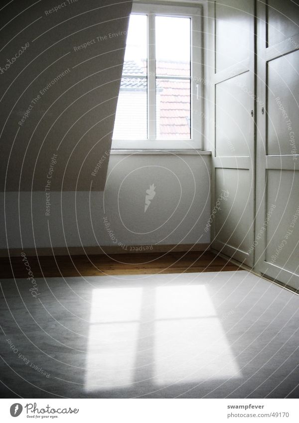 Das doppelte Fenster Licht Schranktüren Einbauschrank weiß Parkett Holzfußboden Teppich Stimmung Physik Innenarchitektur Aussicht Dachgeschoss Penthouse window