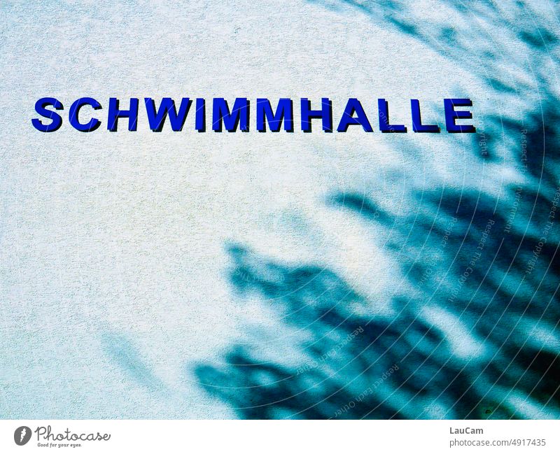 Schwimmhalle im Schatten Schwimmen Schwimmbad Schwimmen & Baden Wassersport Freizeit & Hobby Schattenspiel nass Gebäude Gebäudefassade Schrift Buchstaben Sport