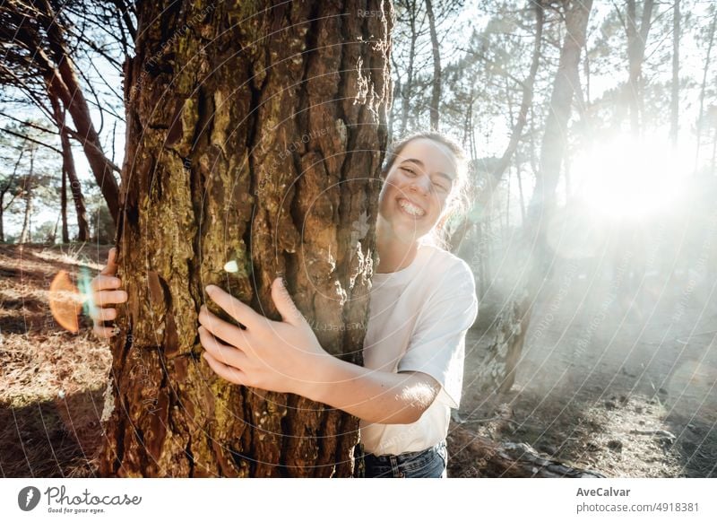 Junge Frau umarmt sich. Caring für und Einheit mit der Natur. Ökologie und Rettung des Planeten Konzept.Natur und Öko-Lifestyle - die Welt verändern - Welttag und Schutz für das Leben und den Planeten