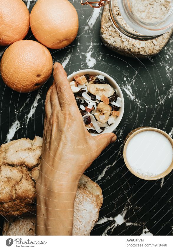 Alte Hasen bereiten eine biologische und gesunde Mahlzeit mit Sauerteigbrot, Trockenobst und Fruchtsaft zu. Neue Gewohnheiten, rustikales Ambiente, sich selbst versorgen. Konzept für Bäckerei und Küche. Bio echte Lebensmittel