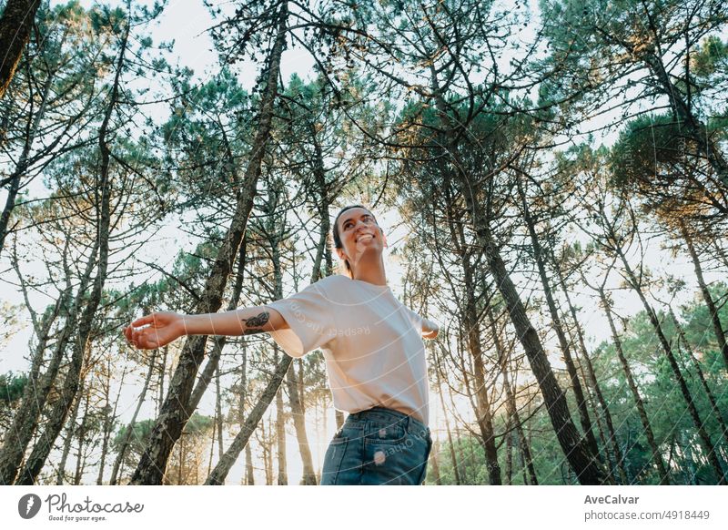 Junge Frau atmet saubere Luft in der Natur forest.Fresh im Freien, Wellness gesunden Lebensstil Konzept. Konzept der Bäume für die Umwelt, die globale Erwärmung, gesunden Lebensstil, Menschen in der Natur, keine Verschmutzung