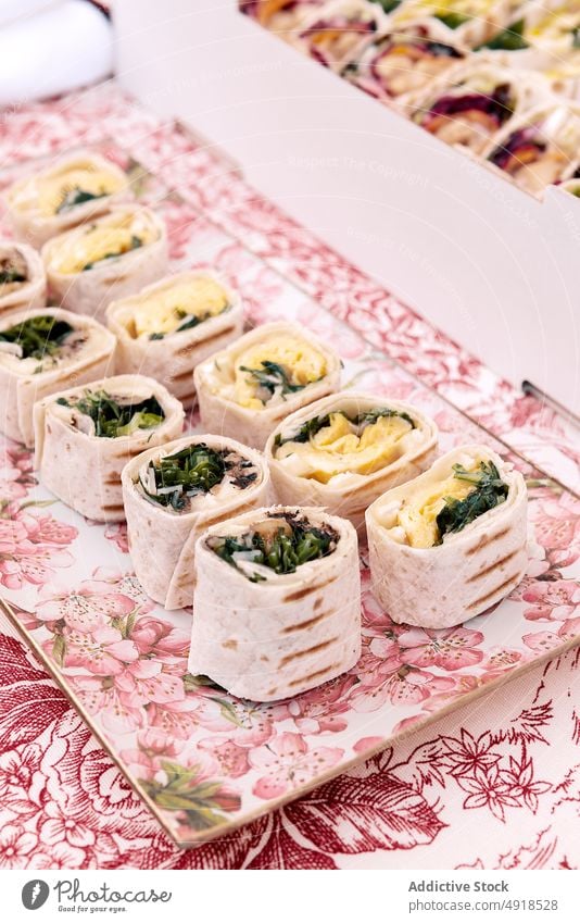 Leckere Tortilla-Rollen auf dem Tisch rollen Snack Lebensmittel Amuse-Gueule Festessen dienen Anlasser Kulisse geschmackvoll lecker appetitlich Überfluss