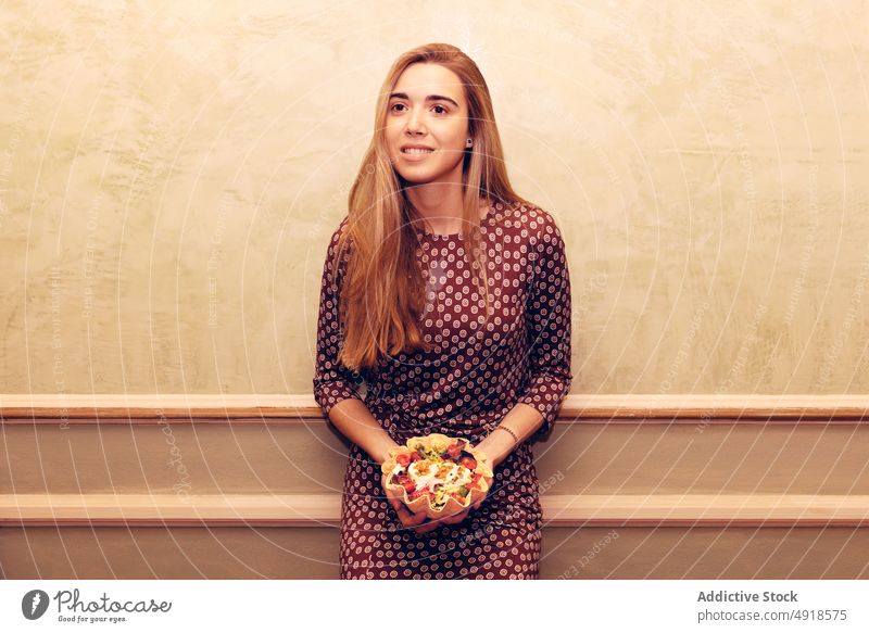 Frau mit Salat an der Wand stehend Salatbeilage Tortilla Schalen & Schüsseln Mahlzeit Restaurant Abendessen Speise Lebensmittel Kleid Vorschein Anlass Lächeln