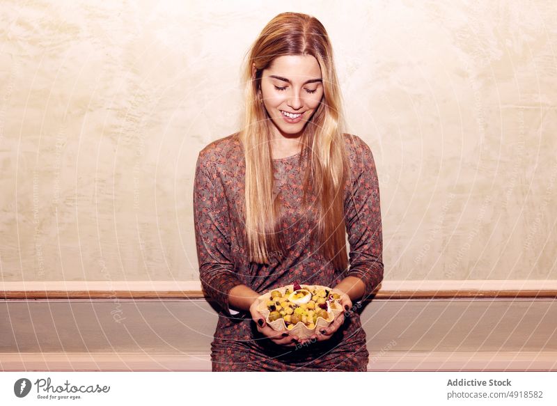 Frau mit Salat an der Wand stehend Salatbeilage Tortilla Schalen & Schüsseln Mahlzeit Restaurant Abendessen Speise Lebensmittel Kleid Vorschein Anlass Lächeln