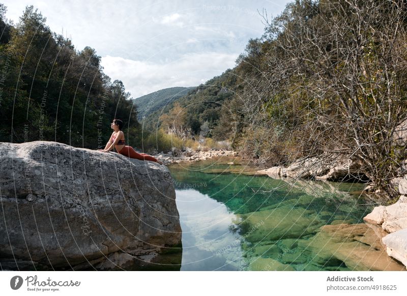 Frau übt Yoga im Fluss Natur Lifestyle Kobra-Pose See Gesundheit Erwachsener Erholung Sommer jung Übung Körper Schönheit Sport Person Mädchen Wasser schön Zen