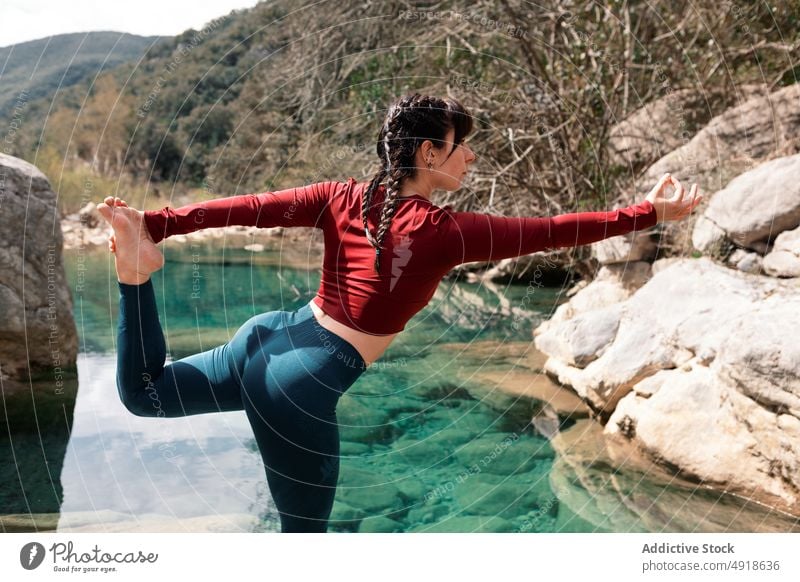 Frau übt Yoga im Fluss Natur Lifestyle See Gesundheit Erwachsener Erholung Sommer Tänzerin Pose Herr der Tanzpose jung Übung Körper Schönheit Sport Person