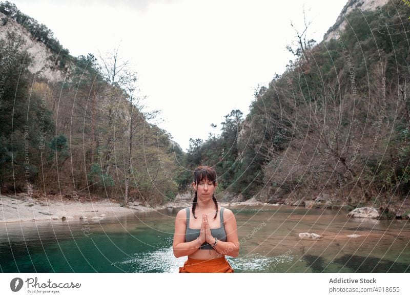 Frau übt Yoga im Fluss Natur Lifestyle See Gesundheit Erwachsener Erholung Sommer jung Übung Körper Schönheit Sport Person Mädchen Wasser schön Zen im Freien