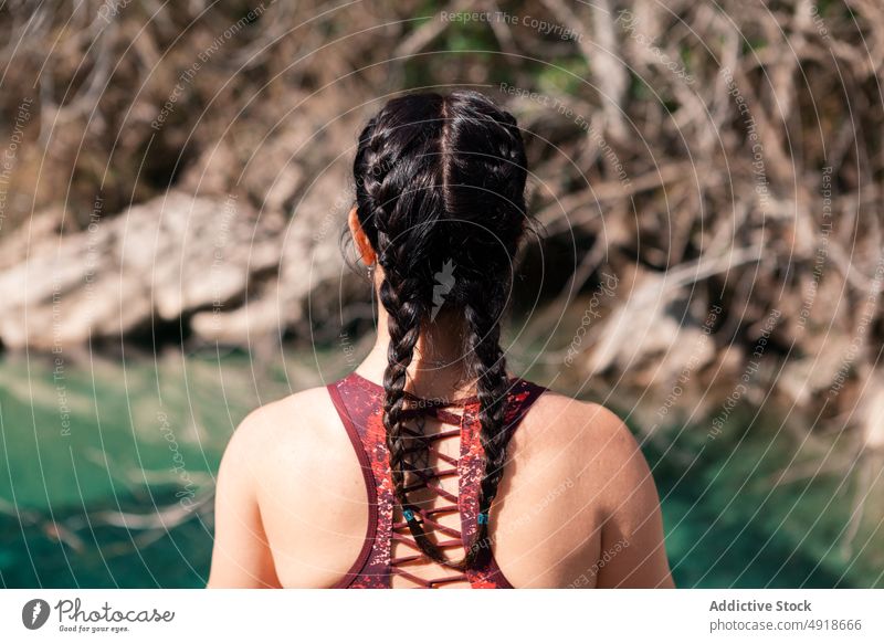 Frau übt Yoga im Fluss Natur Lifestyle tadasana See Gesundheit Erwachsener Erholung Sommer jung Übung Körper Schönheit Sport Person Mädchen Wasser Zen im Freien