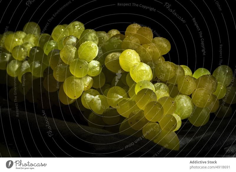 Stapel reifer Weintrauben Traube Frucht Vitamin frisch Wassertropfen süß organisch lecker Saft natürlich geschmackvoll Lebensmittel hell Haufen Gesundheit