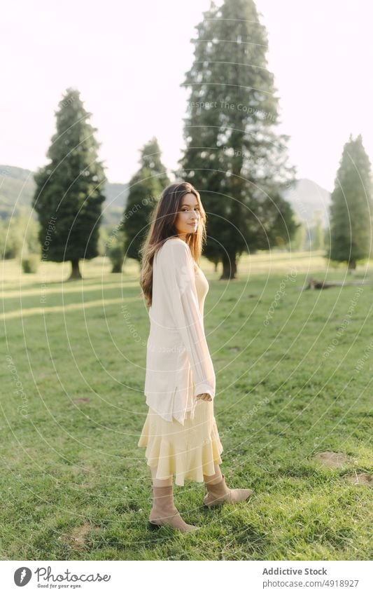 Junge Frau auf einem Feld im Sommer Landschaft Wiese Gras Kleid Natur Zeitvertreib Erholung feminin Waldgebiet Dame ländlich Flora grasbewachsen Freizeit