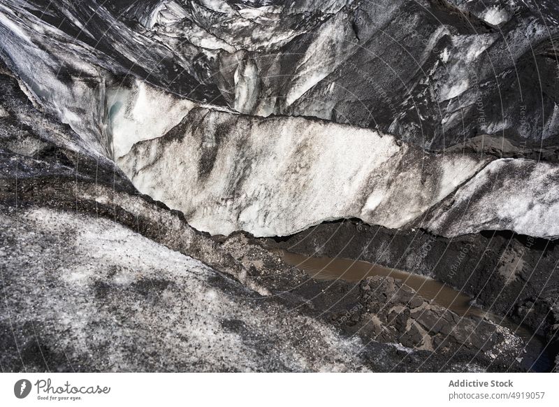 Massiver, mit Asche bedeckter Gletscher in vulkanischem Bergland Landschaft malerisch Berge u. Gebirge Natur Winter Formation Eis Geologie Island rau Vulkan