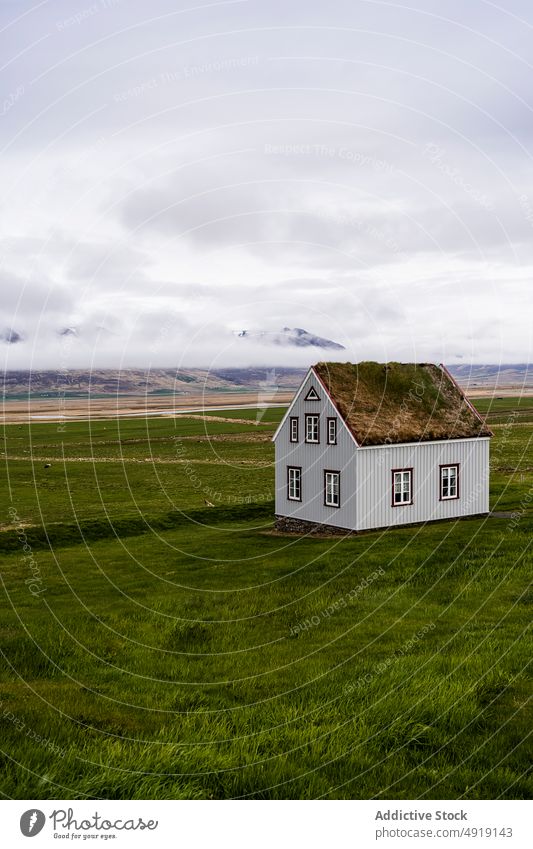 Nordisches Haus auf dem Lande Gebäude nordisch Feld Landschaft Gras Hügel ländlich typisch Dach grasbewachsen wolkig Konstruktion Gelände Island Umwelt Anwesen