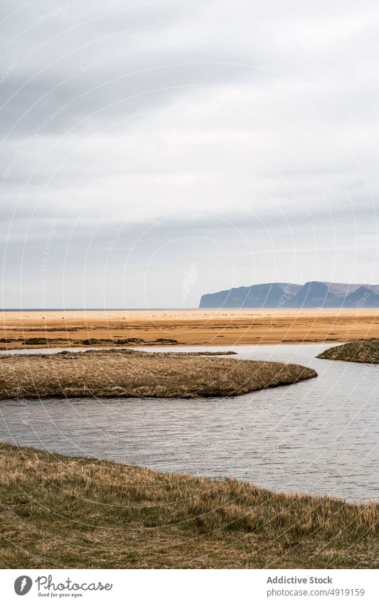 Ufer am Meer in der Natur MEER Berge u. Gebirge Feld Seeküste Wasser Küste wolkig bedeckt grasbewachsen Gras trist Kamm Island Wetter Meerwasser Landschaft aqua