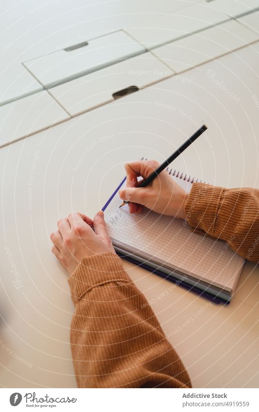 Studentin macht Notizen in der Bibliothek Frau Schüler schreiben Hinweis lernen Universität Anweisung Hausaufgabe Bildung jung Planer Notebook lässig Hochschule