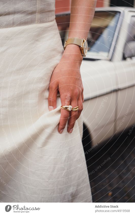 Unbekannte Frau in weißem Kleid in der Nähe des Autos PKW Straße Großstadt elegant Stil Mode Kleidung Kleidungsstück Sommer Hand auf der Taille Verkehr