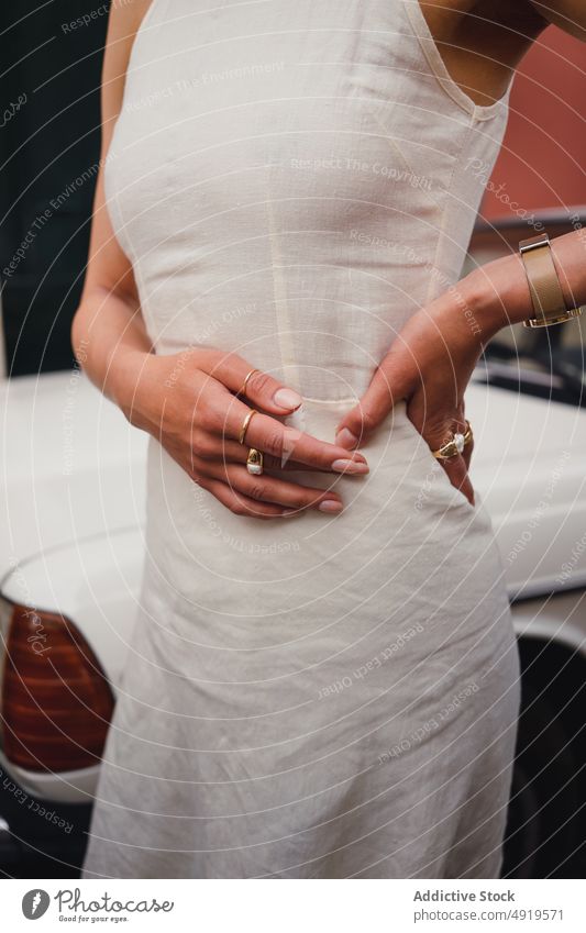 Unbekannte Frau in weißem Kleid in der Nähe des Autos PKW Straße Großstadt elegant Stil Mode Kleidung Kleidungsstück Sommer Hand auf der Taille Verkehr