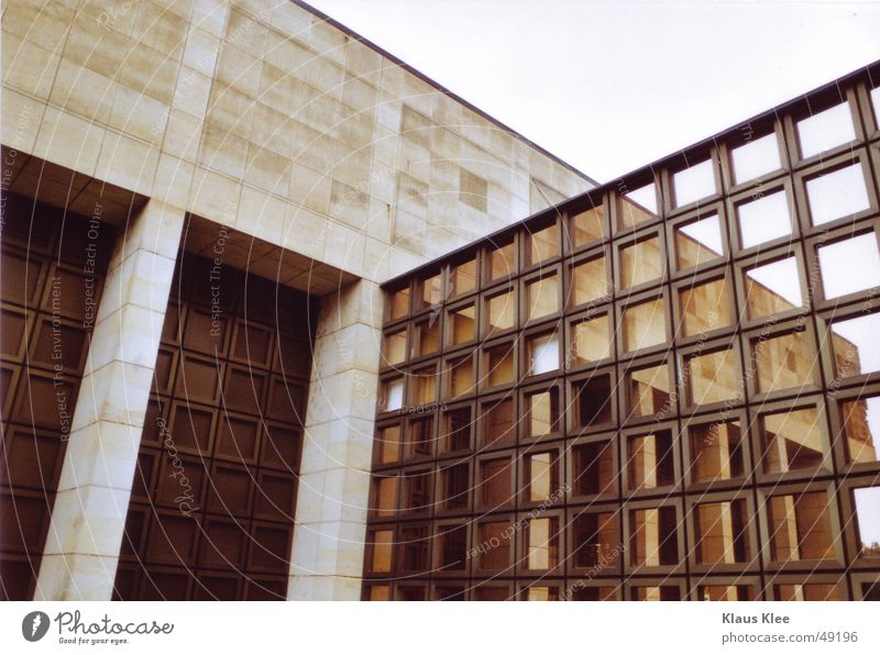 architekturstruktur Haus Gebäude Spiegel Fensterscheibe Beton Muster Außenaufnahme groß Semperoper Dresden Glas Tor Detailaufnahme kreutz Strukturen & Formen