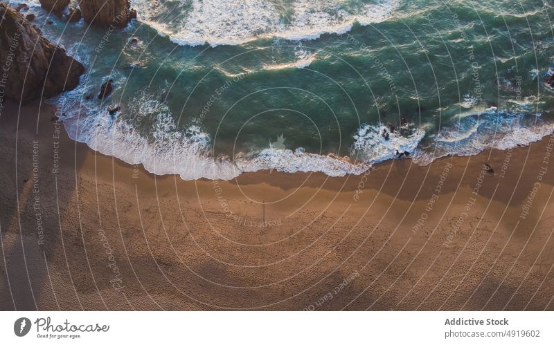 Küste am Meer mit Klippen bei Sonnenuntergang MEER winken Felsen Strand Wasser Ufer Natur Insel tropisch Abend Sommerzeit Sonnenlicht Sand Resort Meeresufer