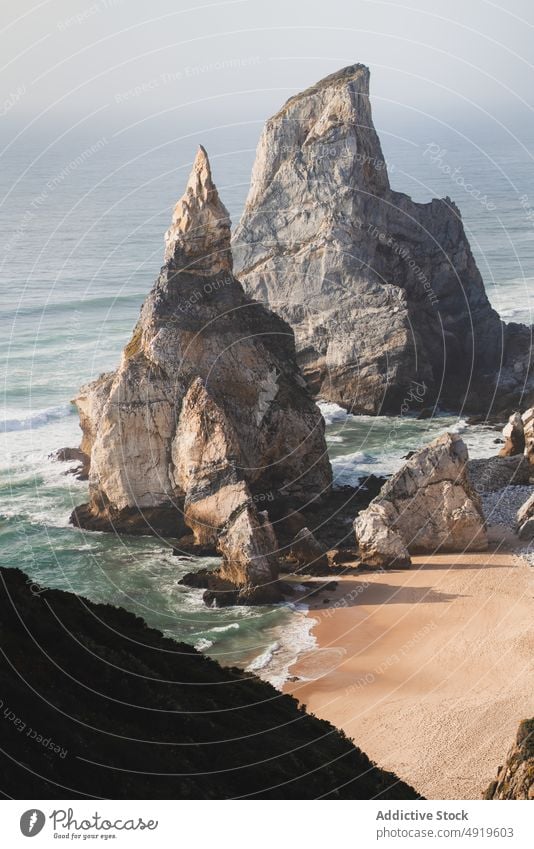 Felsige Klippe am plätschernden Meer MEER Berge u. Gebirge Felsen Strand Wasser Ufer Natur Küste tropisch Sommer Sand Resort Meeresufer wolkenlos Seeküste