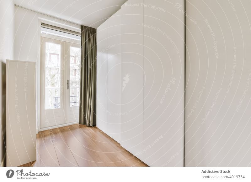 Kleiderschrank an einem hellen Fenster Appartement Reichtum Raum Lager Innenbereich heimwärts modern weiß Dekor Design hölzern Kabinett Zeitgenosse Eleganz