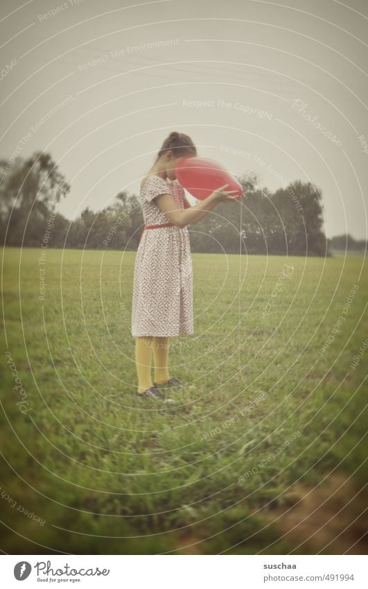 look inside ... feminin Kind Mädchen Kindheit Körper Kopf Arme Hand 1 Mensch 8-13 Jahre Umwelt Natur Himmel Sommer Klima schlechtes Wetter Gras Wiese Feld