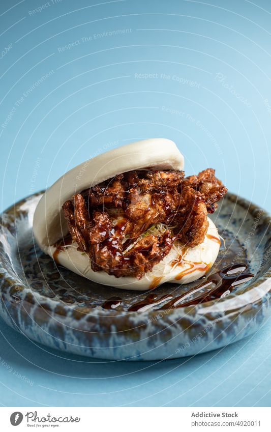 Pan Bao mit weicher Krabbenschale Brötchen Meeresfrüchte weiche Schale Japanisch traditionell Kultur Speise gebraten kulinarisch Tradition Tisch Bestandteil