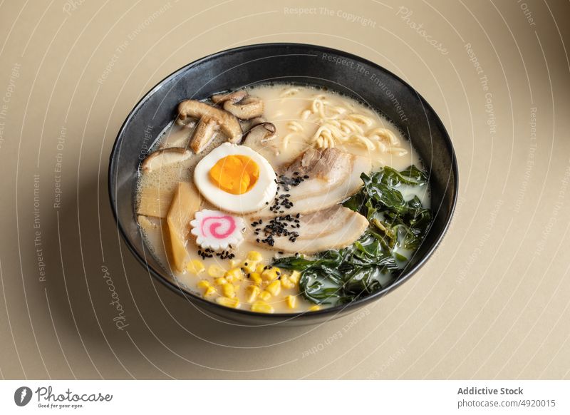 Leckere Ramen mit Pilzen und Ei Japanisch Nudel traditionell Kultur Speise Bestandteil Geschmack Lebensmittel Mahlzeit Tradition Schalen & Schüsseln lecker