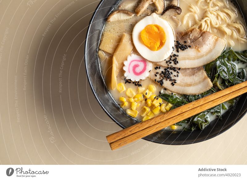 Leckere Ramen mit Pilzen und Ei Japanisch Nudel traditionell Kultur Speise Bestandteil Geschmack Lebensmittel Mahlzeit Tradition Schalen & Schüsseln Essstäbchen