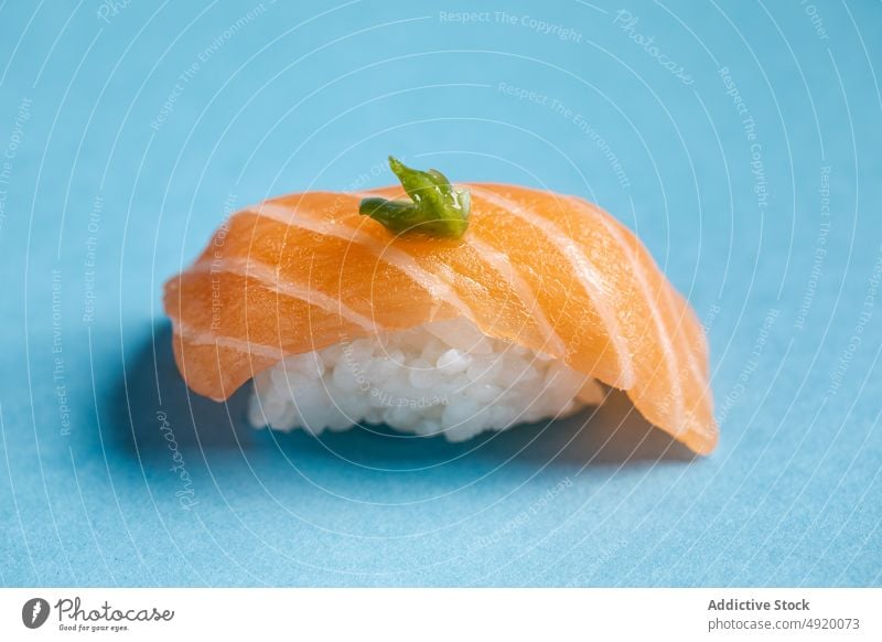 Norwegische Nigiri mit Lachs und Wasabi Japanisch Norweger Sushi Asiatische Küche Meeresfrüchte Fisch Reis traditionell Scheibe Utensil Geschmack Bestandteil