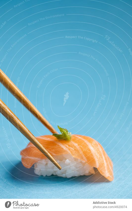 Norwegische Nigiri mit Lachs und Wasabi Japanisch Norweger Essstäbchen Sushi Asiatische Küche Meeresfrüchte Fisch Reis traditionell Scheibe Utensil Geschmack