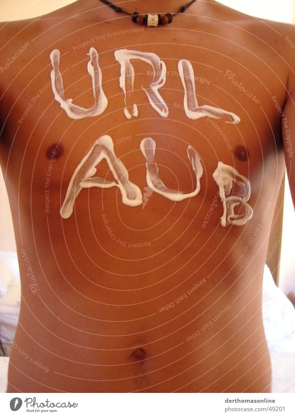 URLAUB 2005 Ferien & Urlaub & Reisen Mann Gesundheit Oberkörper braun Sonnenbad nackt flach Bauchnabel Torso Halskette Sonnencreme Eincremen Körperhaltung