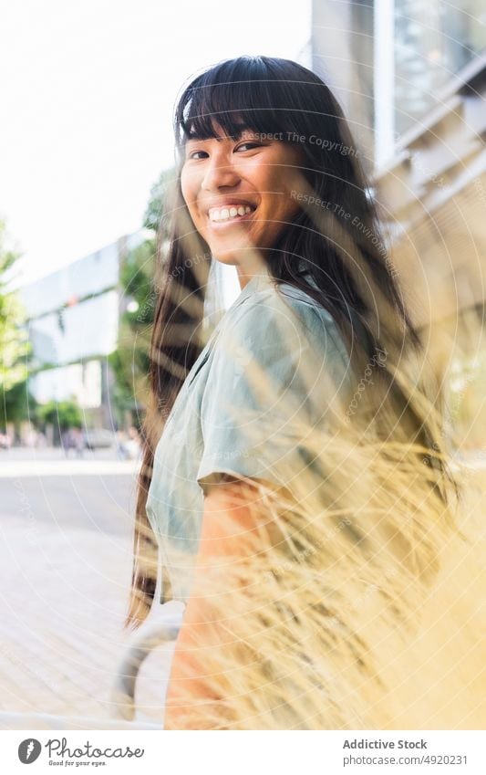 Glückliche asiatische Frau im Park Lachen Buchse Wochenende Stil Sommer tagsüber ethnisch Pampas jung heiter Lächeln Freude sorgenfrei Optimist Witz aufgeregt