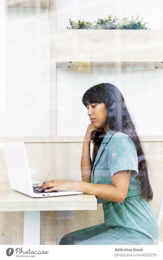 Asiatische Freiberuflerin arbeitet in einem Cafe Frau Laptop benutzend freiberuflich Tippen Projekt Kaffee abgelegen unabhängig jung asiatisch ethnisch Arbeit