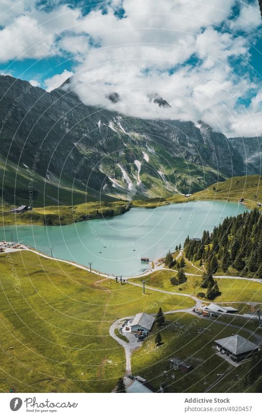 Scenic Bergsee gegen bewölkten Himmel in der Schweiz See Berge u. Gebirge Landschaft Natur Wald Ambitus Tal Baum Seeufer malerisch spektakulär Blauer Himmel