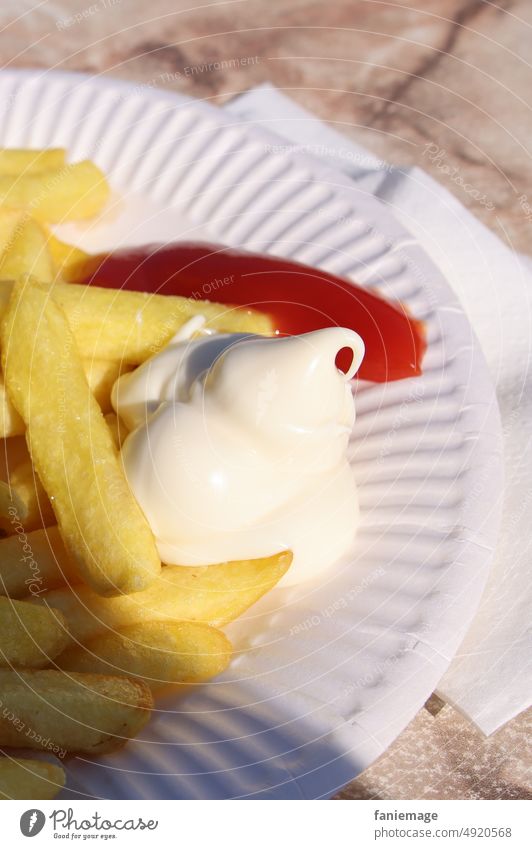 aber bitte mit Mayo Pommes frites Mayonnaise Ketchup genießen Strand genuss Genusssucht Fast Food Fast Food Restaurant Pommesbude fettig heiß Kalorienreich