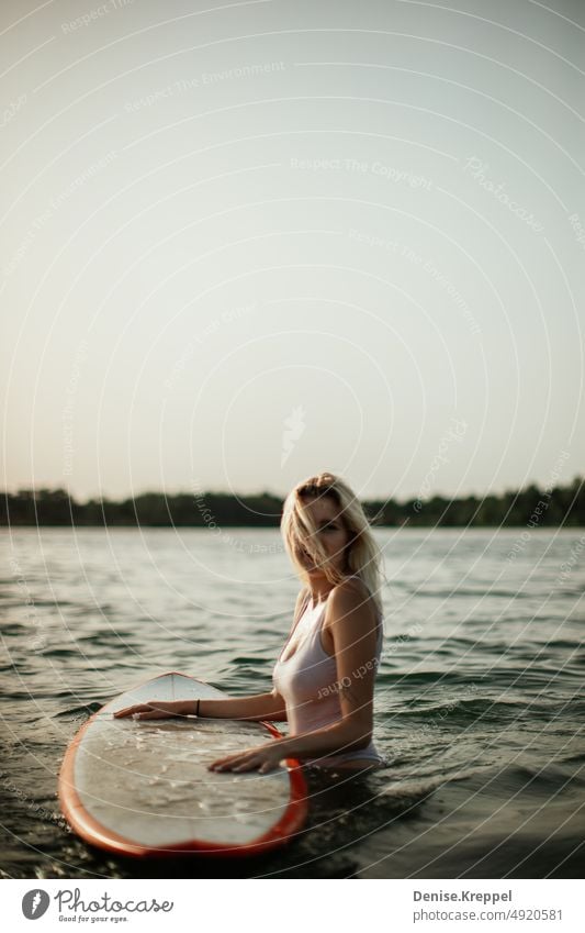 Frau an Surfboard Frauengesicht Frauenbein Frauenpower Idylle entspannt Ruhe entspannung relax Erholung Entspannung Sommer Freizeit Ferien Freude lifestyle