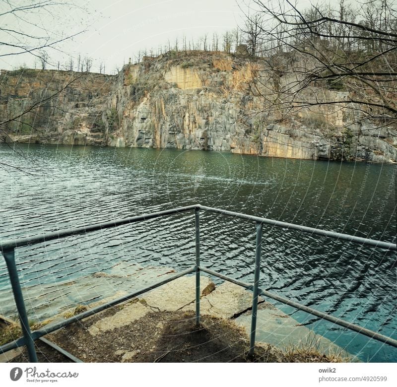 Gefluteter Steinbruch Lausitzer Granit Granitblock Steinmauer schroff Seeufer aufragen Steilküste Wasseroberfläche hart fest Kletterparadies Wand steil