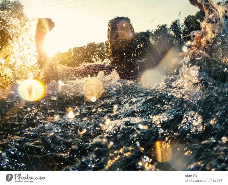 AARRRE Schwimmen & Baden Ferien & Urlaub & Reisen Sommer Mensch maskulin Mann Erwachsene Umwelt Natur Wasser Wellen Flussufer Aare schreien Aggression Freude