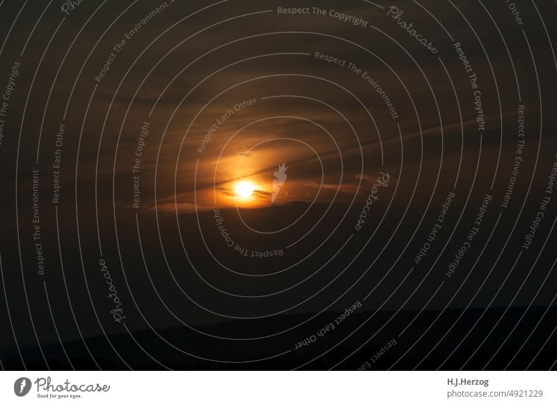 Licht in der Finsternis Sonnenuntergangshimmel Dämmerung Außenaufnahme Abend Sonnenuntergangsstimmung Stimmung Himmel Abenddämmerung Wolken Menschenleer