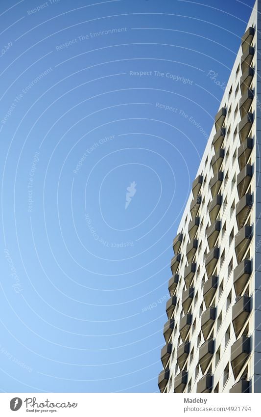 Saniertes Hochhaus mit Balkons vor blauem Himmel im Sonnenschein im Stadtteil Sachsenhauusen am Hainer Weg in Frankfurt am Main in Hessen Wohnhaus Wohnimmobilie